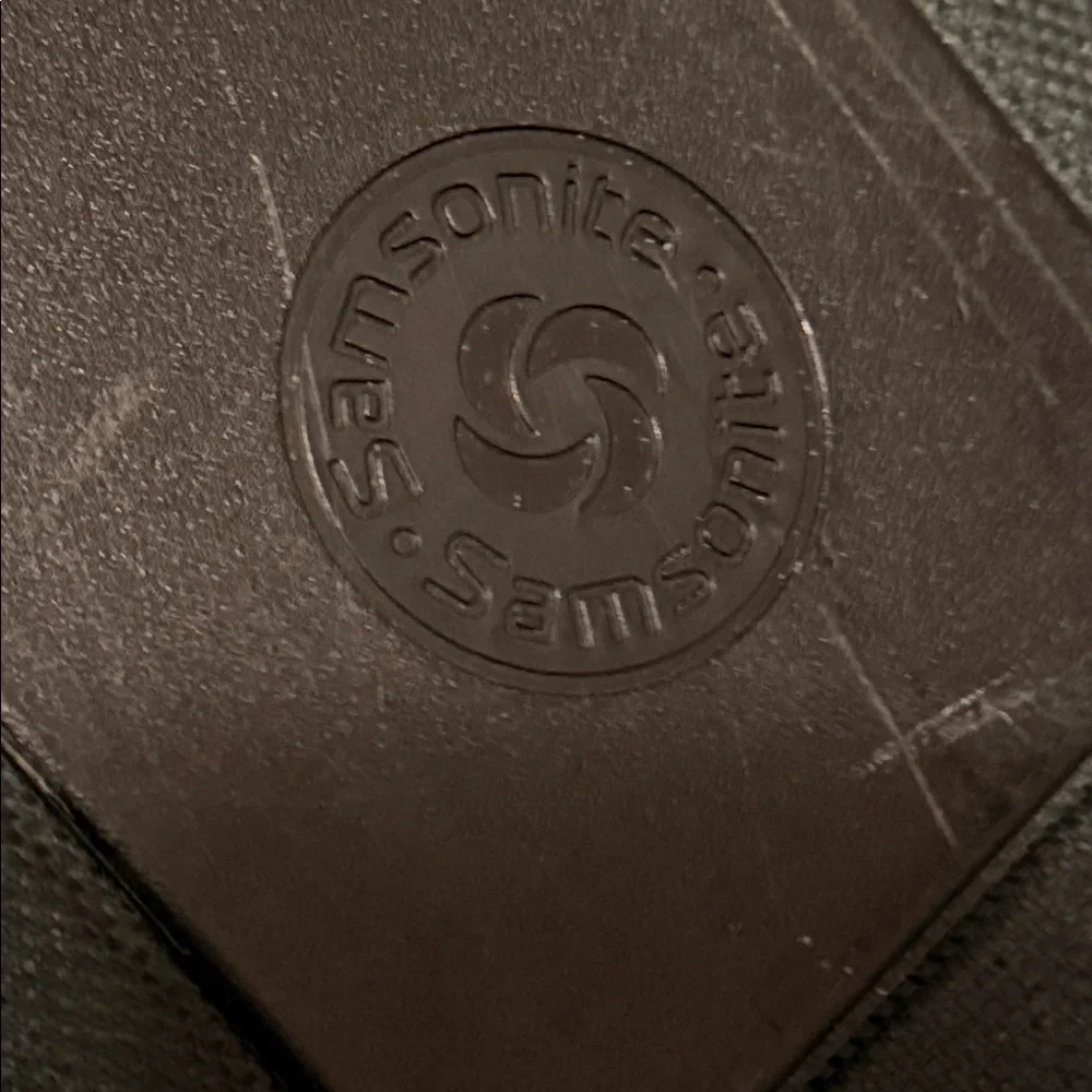 samsonite carry on travel bavg wih wheels